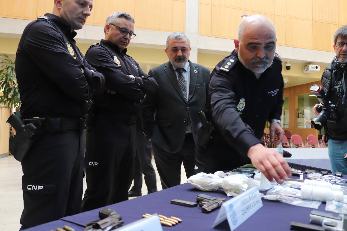Cuatro armas cortas, cartuchos, 400 gramos de cocaína, 22 bellotas de hachis y cinco vehículos es todo los requisado por los agentes.
