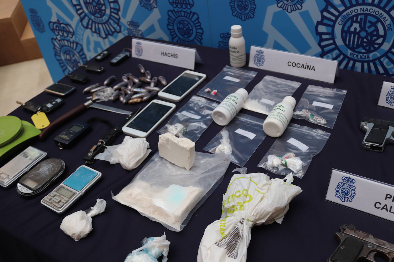 Cuatro armas cortas, cartuchos, 400 gramos de cocaína, 22 bellotas de hachis y cinco vehículos es todo los requisado por los agentes.