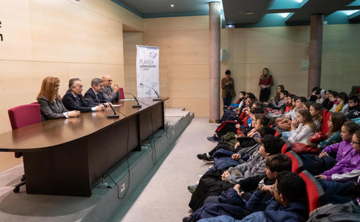 Los alumnos en la Delegación de la Junta de Castilla y León donde han presentado sus estatutos. 