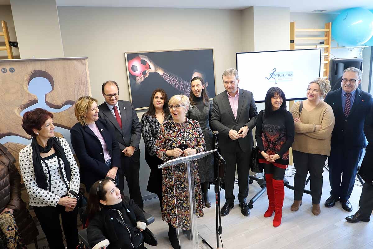 Durante la inauguración oficial se ha plantado un olivo a la puerta del centro. 