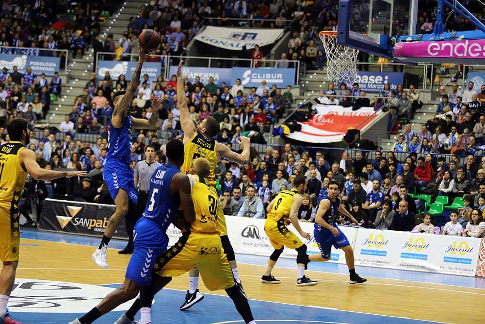 Los canarios dominaron todo el encuentro en El Coliseum.