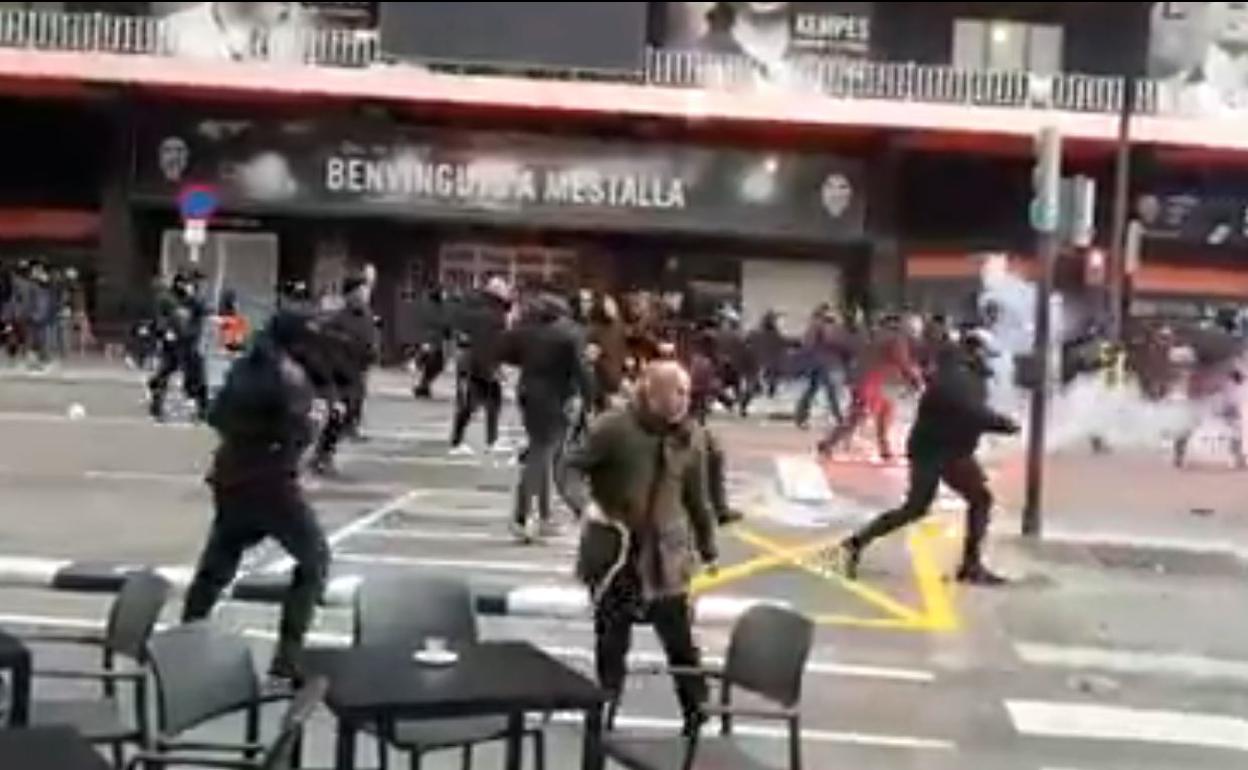 Batalla campal en Mestalla entre ultras del Valencia y Barcelona