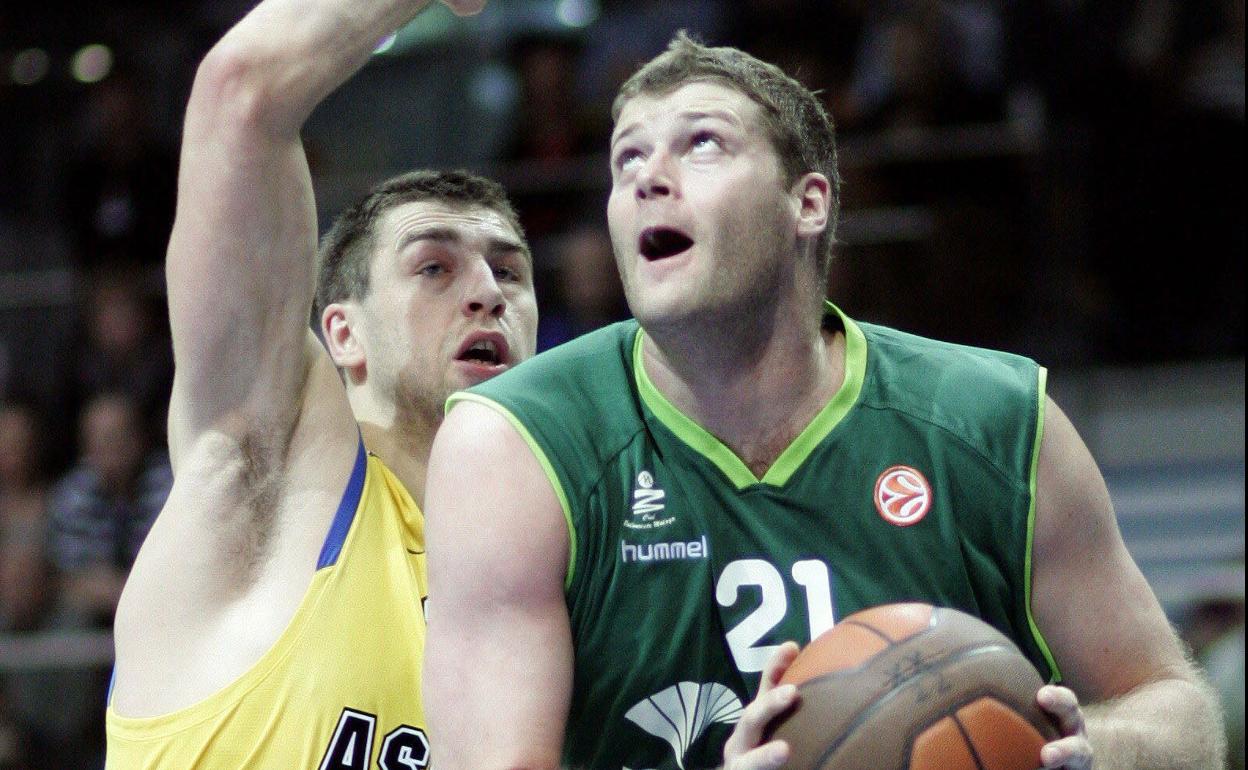 Robert Archibald (d), durante un partido con el Unicaja de Málaga.