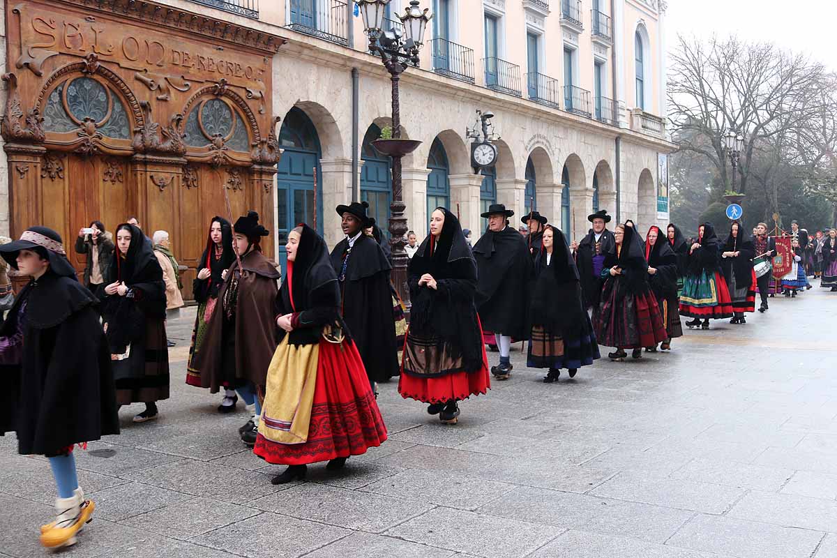 Fotos: La ciudadanía burgalesa desfila para honrar a su patrón San Lesmes Abad