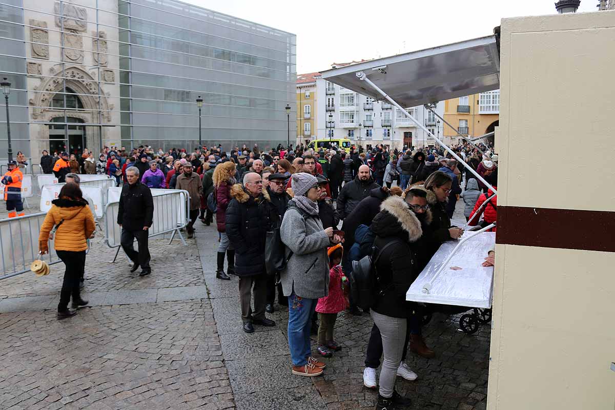 cientos de personas han participado este domingo en los diversos actos de la festividad de San Lesmes Abad | Capas castellanas, sayas de paño, panes, bailes y morcilla y chorizo como aliados contra el frío burgalés. 