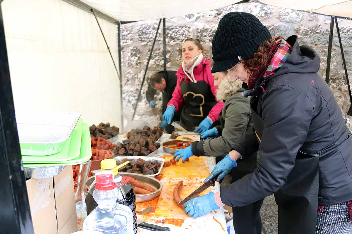 cientos de personas han participado este domingo en los diversos actos de la festividad de San Lesmes Abad | Capas castellanas, sayas de paño, panes, bailes y morcilla y chorizo como aliados contra el frío burgalés. 