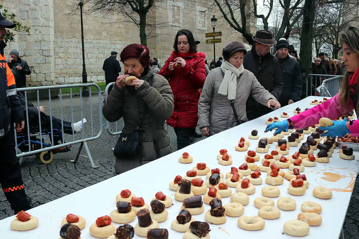 cientos de personas han participado este domingo en los diversos actos de la festividad de San Lesmes Abad | Capas castellanas, sayas de paño, panes, bailes y morcilla y chorizo como aliados contra el frío burgalés. 