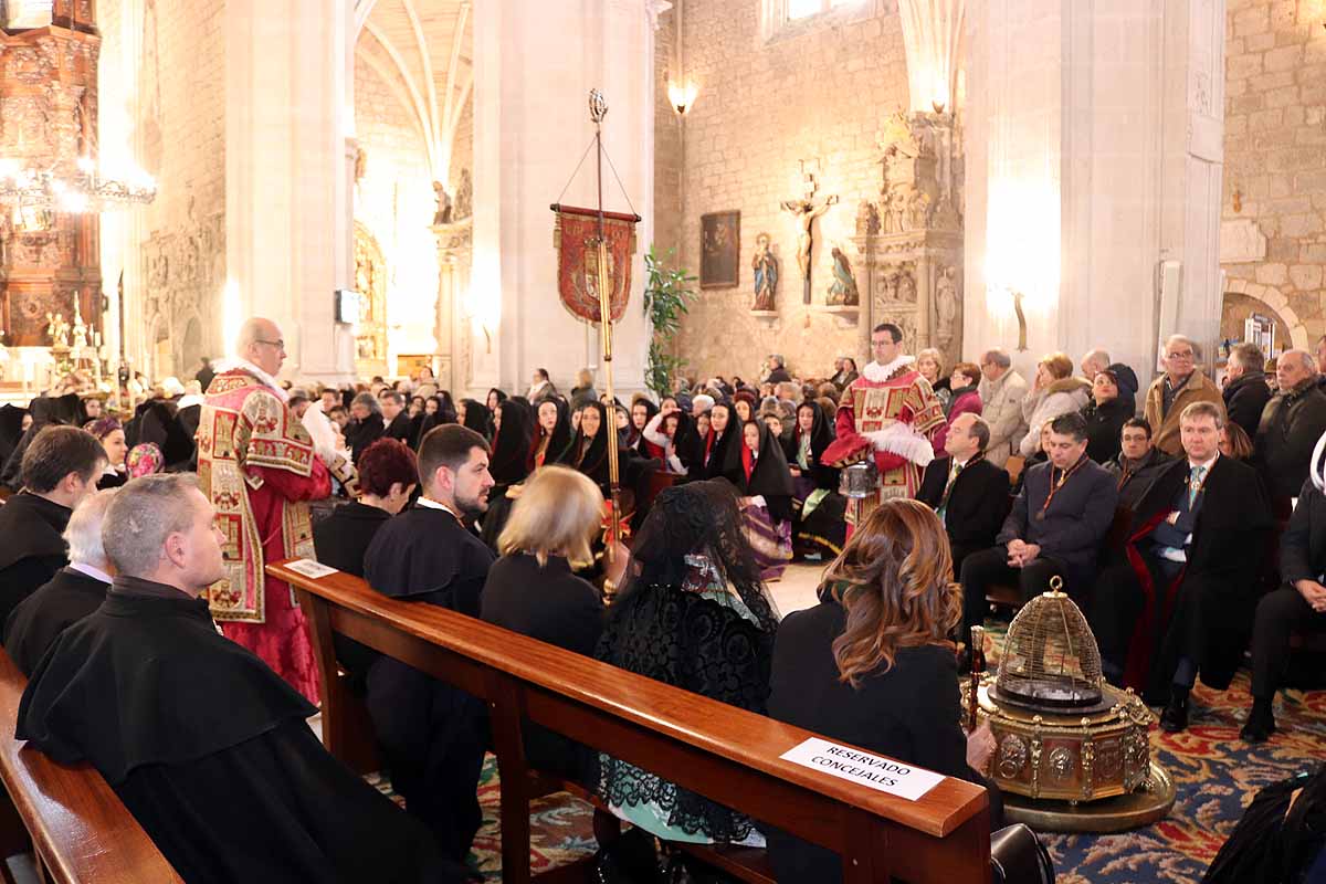 cientos de personas han participado este domingo en los diversos actos de la festividad de San Lesmes Abad | Capas castellanas, sayas de paño, panes, bailes y morcilla y chorizo como aliados contra el frío burgalés. 