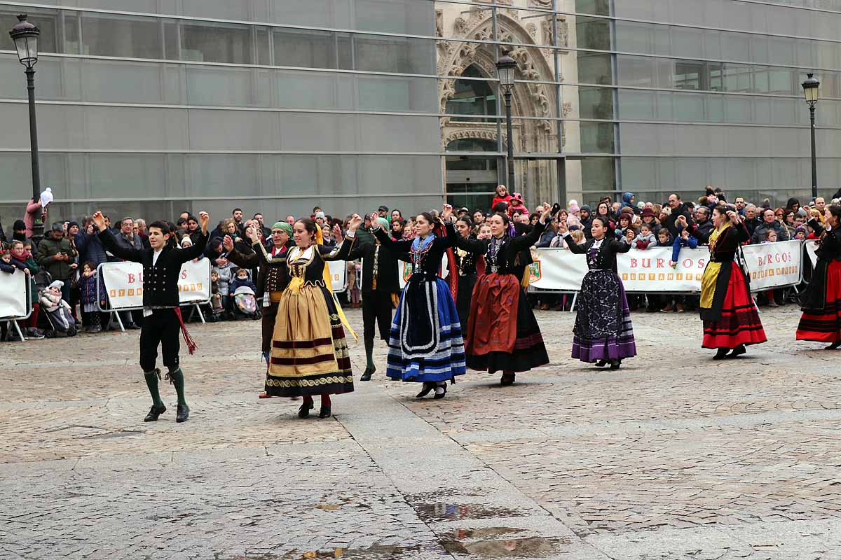 cientos de personas han participado este domingo en los diversos actos de la festividad de San Lesmes Abad | Capas castellanas, sayas de paño, panes, bailes y morcilla y chorizo como aliados contra el frío burgalés. 