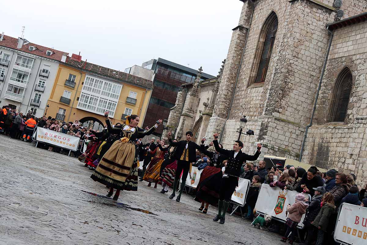 cientos de personas han participado este domingo en los diversos actos de la festividad de San Lesmes Abad | Capas castellanas, sayas de paño, panes, bailes y morcilla y chorizo como aliados contra el frío burgalés. 