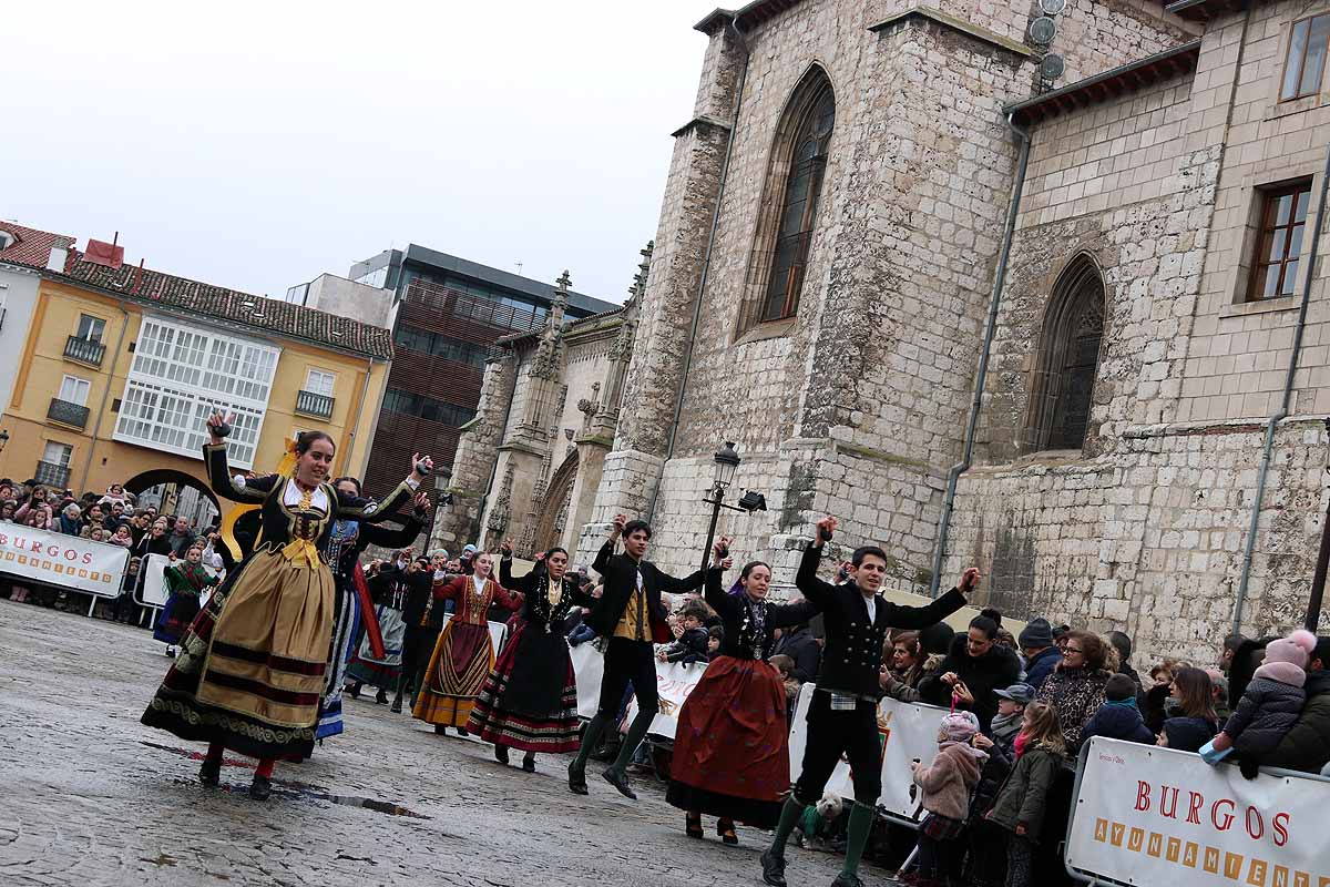 cientos de personas han participado este domingo en los diversos actos de la festividad de San Lesmes Abad | Capas castellanas, sayas de paño, panes, bailes y morcilla y chorizo como aliados contra el frío burgalés. 