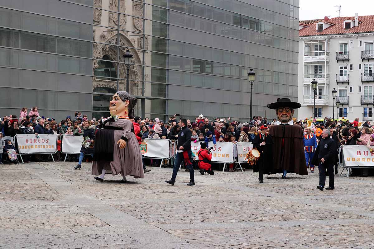 cientos de personas han participado este domingo en los diversos actos de la festividad de San Lesmes Abad | Capas castellanas, sayas de paño, panes, bailes y morcilla y chorizo como aliados contra el frío burgalés. 