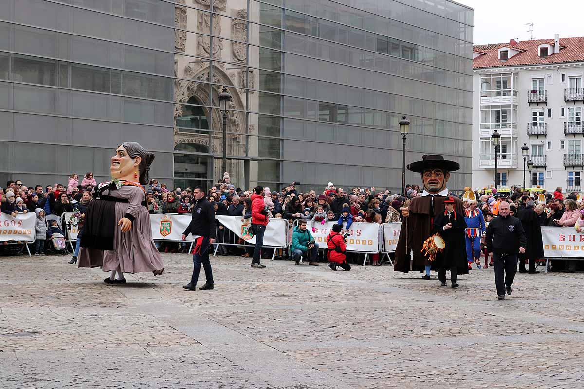 cientos de personas han participado este domingo en los diversos actos de la festividad de San Lesmes Abad | Capas castellanas, sayas de paño, panes, bailes y morcilla y chorizo como aliados contra el frío burgalés. 