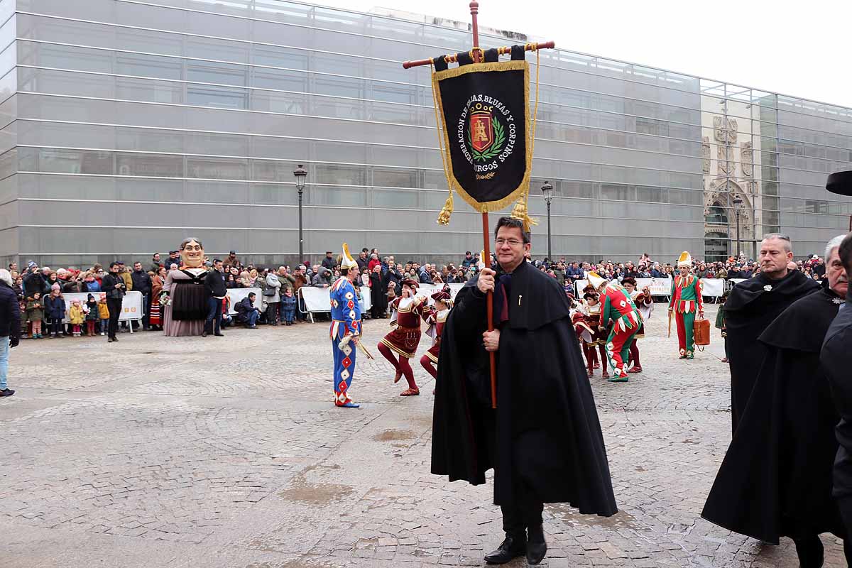 cientos de personas han participado este domingo en los diversos actos de la festividad de San Lesmes Abad | Capas castellanas, sayas de paño, panes, bailes y morcilla y chorizo como aliados contra el frío burgalés. 