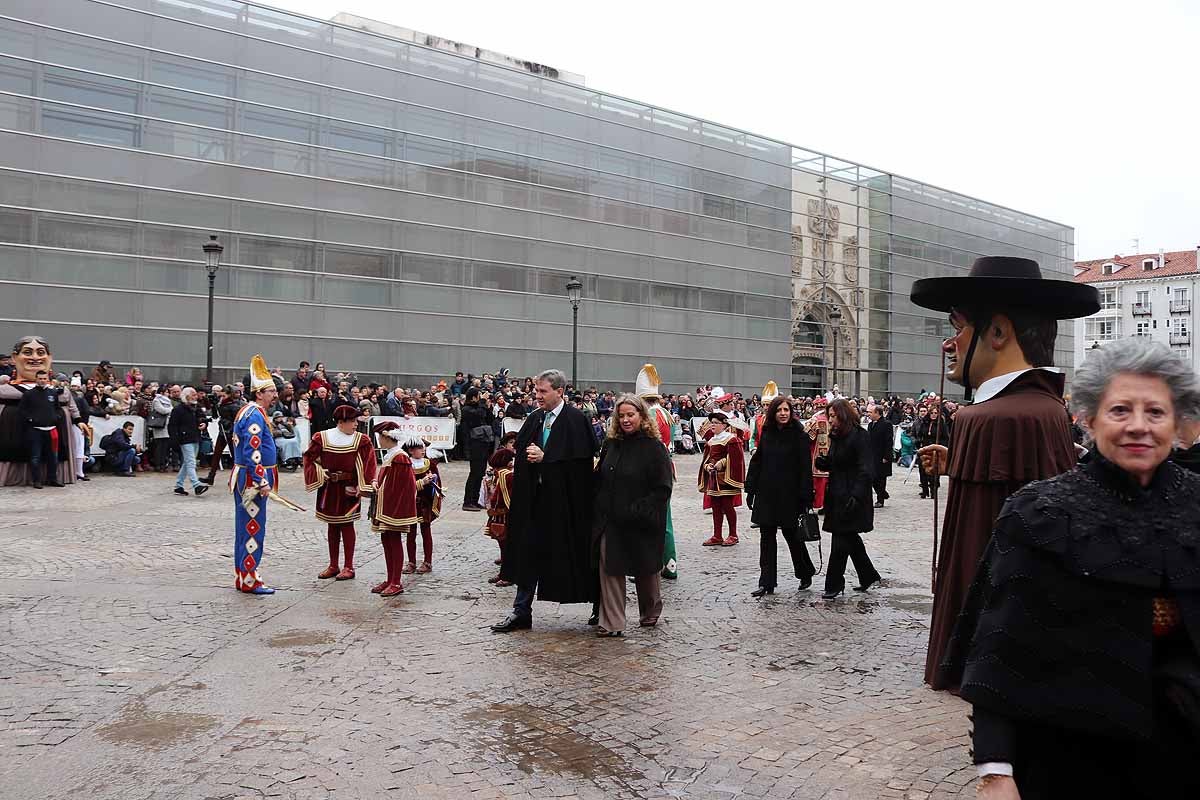 cientos de personas han participado este domingo en los diversos actos de la festividad de San Lesmes Abad | Capas castellanas, sayas de paño, panes, bailes y morcilla y chorizo como aliados contra el frío burgalés. 