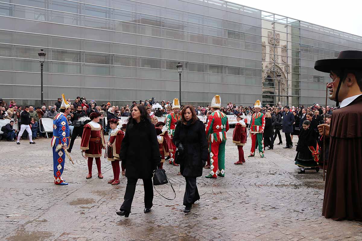 cientos de personas han participado este domingo en los diversos actos de la festividad de San Lesmes Abad | Capas castellanas, sayas de paño, panes, bailes y morcilla y chorizo como aliados contra el frío burgalés. 