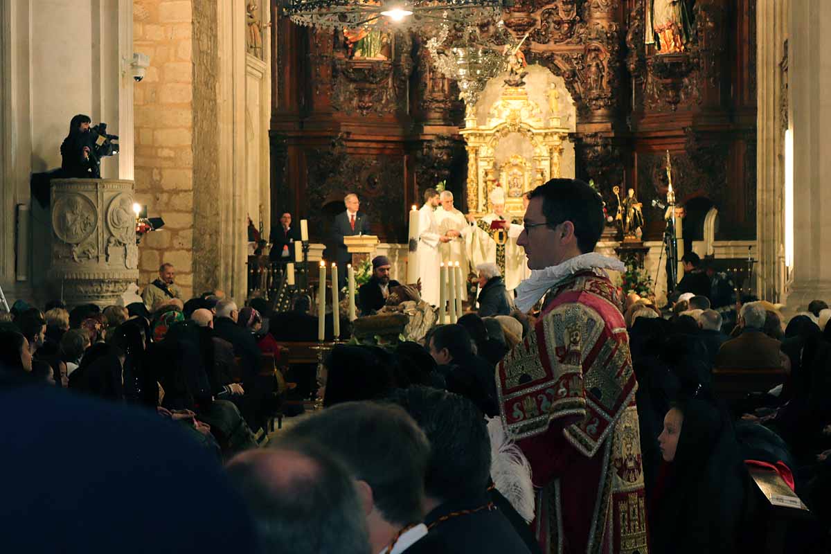 cientos de personas han participado este domingo en los diversos actos de la festividad de San Lesmes Abad | Capas castellanas, sayas de paño, panes, bailes y morcilla y chorizo como aliados contra el frío burgalés. 