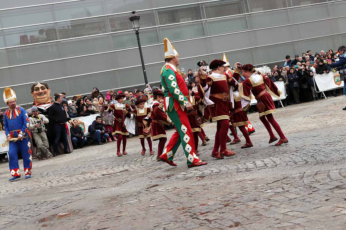 cientos de personas han participado este domingo en los diversos actos de la festividad de San Lesmes Abad | Capas castellanas, sayas de paño, panes, bailes y morcilla y chorizo como aliados contra el frío burgalés. 