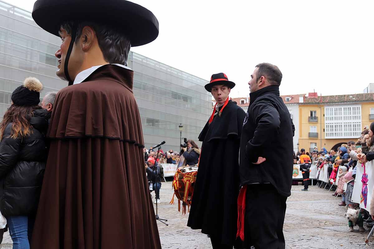 cientos de personas han participado este domingo en los diversos actos de la festividad de San Lesmes Abad | Capas castellanas, sayas de paño, panes, bailes y morcilla y chorizo como aliados contra el frío burgalés. 