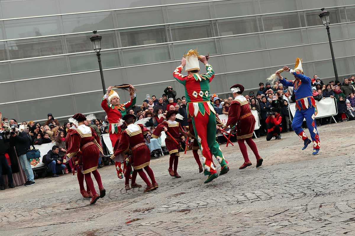 cientos de personas han participado este domingo en los diversos actos de la festividad de San Lesmes Abad | Capas castellanas, sayas de paño, panes, bailes y morcilla y chorizo como aliados contra el frío burgalés. 