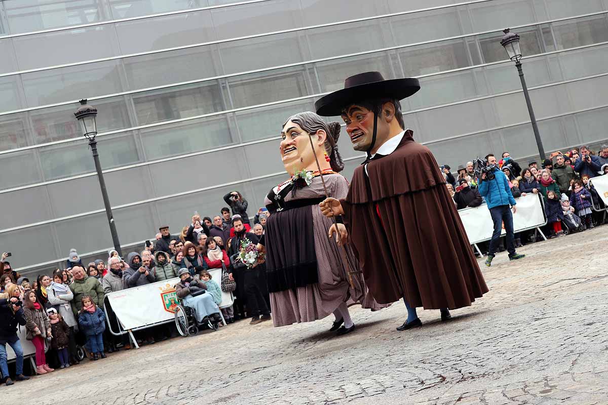 cientos de personas han participado este domingo en los diversos actos de la festividad de San Lesmes Abad | Capas castellanas, sayas de paño, panes, bailes y morcilla y chorizo como aliados contra el frío burgalés. 