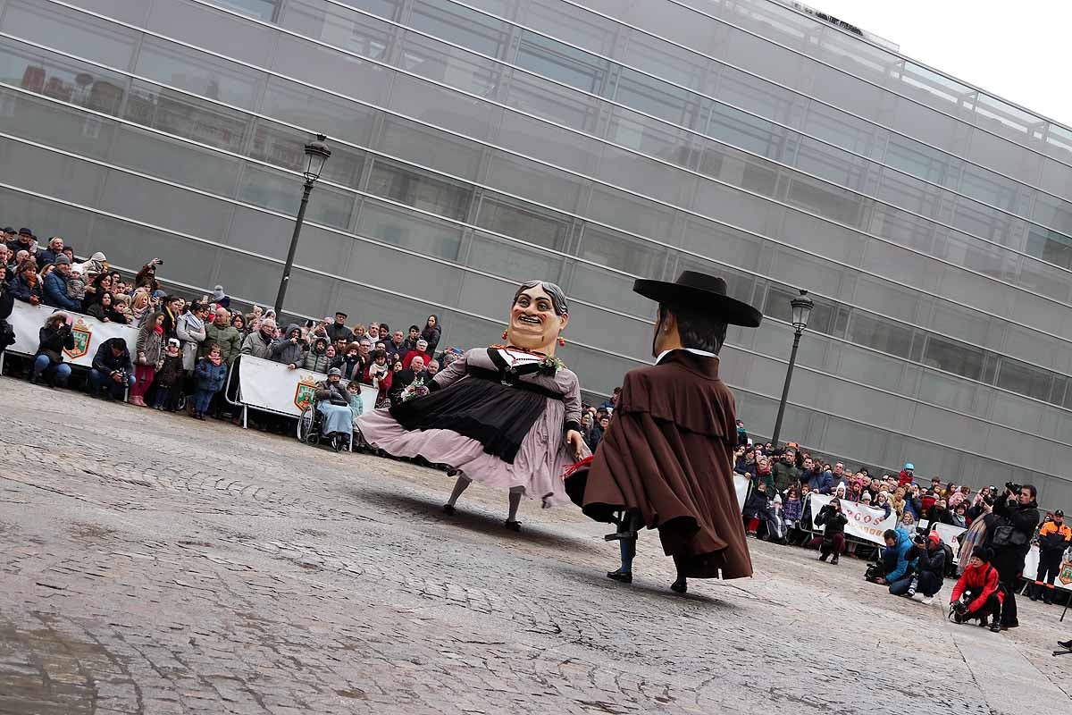 cientos de personas han participado este domingo en los diversos actos de la festividad de San Lesmes Abad | Capas castellanas, sayas de paño, panes, bailes y morcilla y chorizo como aliados contra el frío burgalés. 