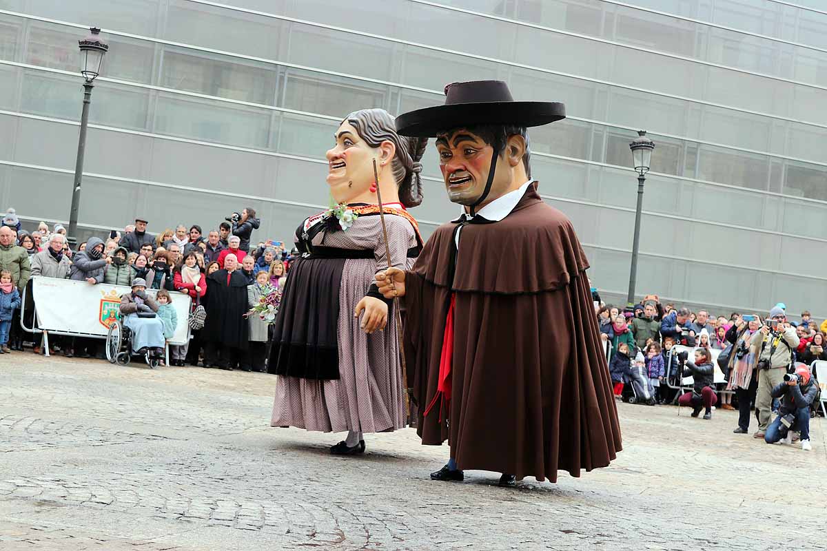 cientos de personas han participado este domingo en los diversos actos de la festividad de San Lesmes Abad | Capas castellanas, sayas de paño, panes, bailes y morcilla y chorizo como aliados contra el frío burgalés. 