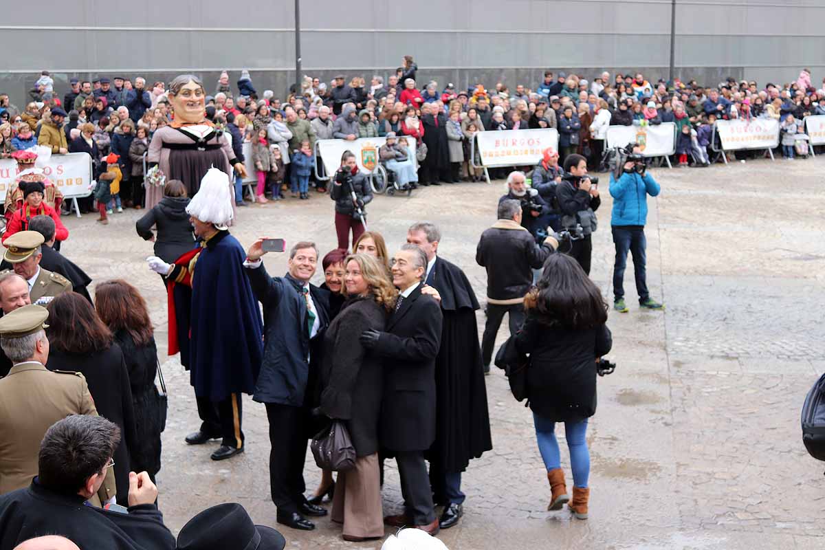 cientos de personas han participado este domingo en los diversos actos de la festividad de San Lesmes Abad | Capas castellanas, sayas de paño, panes, bailes y morcilla y chorizo como aliados contra el frío burgalés. 