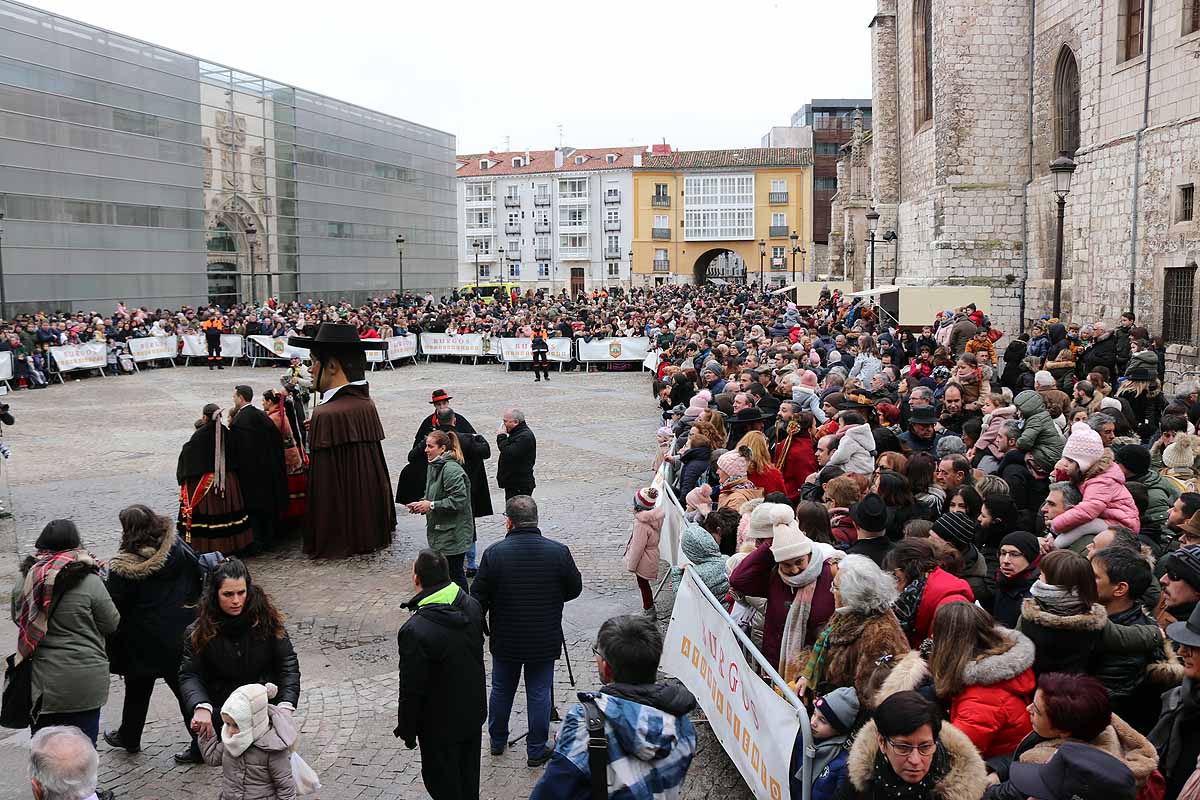 cientos de personas han participado este domingo en los diversos actos de la festividad de San Lesmes Abad | Capas castellanas, sayas de paño, panes, bailes y morcilla y chorizo como aliados contra el frío burgalés. 