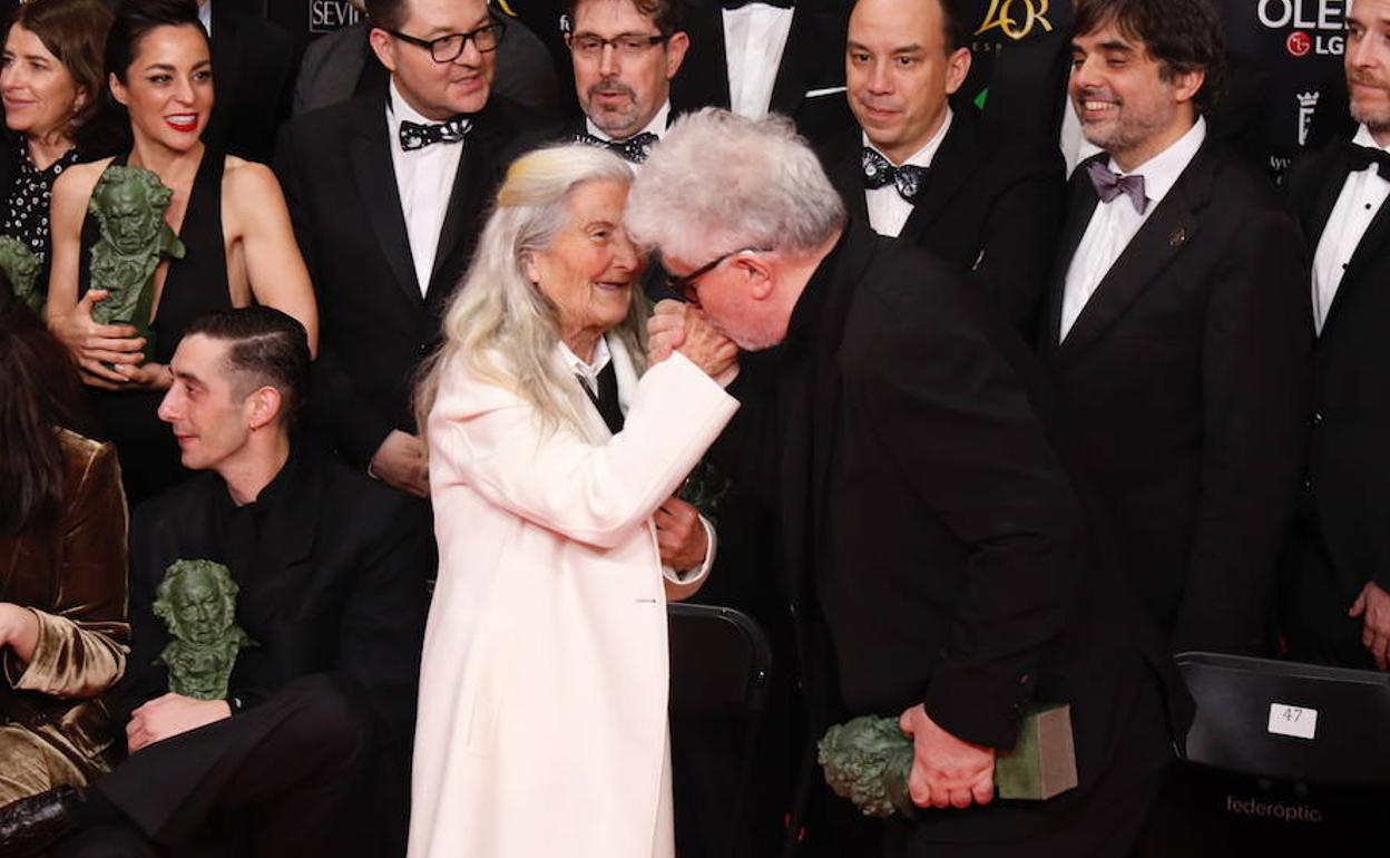 Pedro Almodóvar besa la mano de Benedicta Sánchez en la foto de familia final de los Goya.