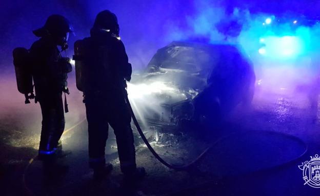 Los Bomberos de Burgos trabajan para extinguir las llamas. 