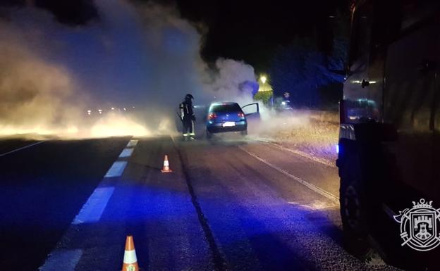 Los Bomberos de Burgos trabajan para extinguir las llamas. 