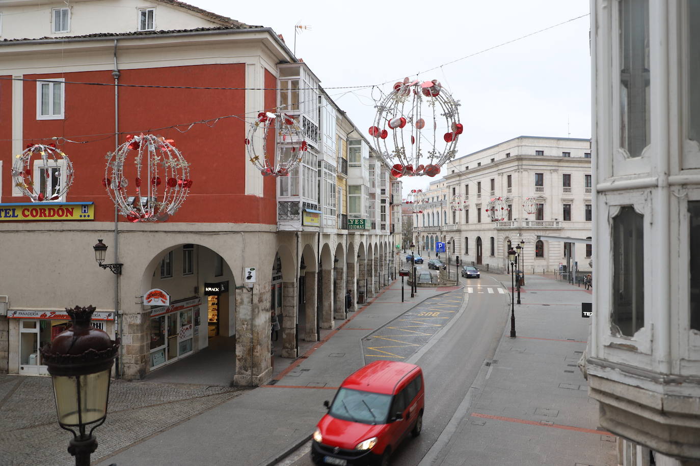 Operarios de la empresa Iluminación Ximénez retiran estos días el alumbrado navideño.