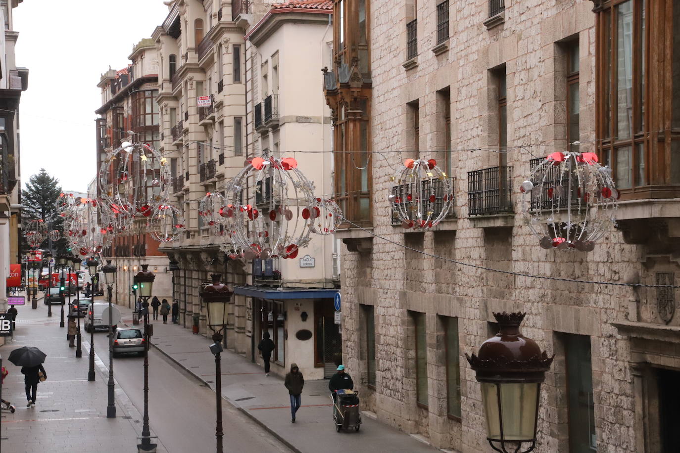 Operarios de la empresa Iluminación Ximénez retiran estos días el alumbrado navideño.