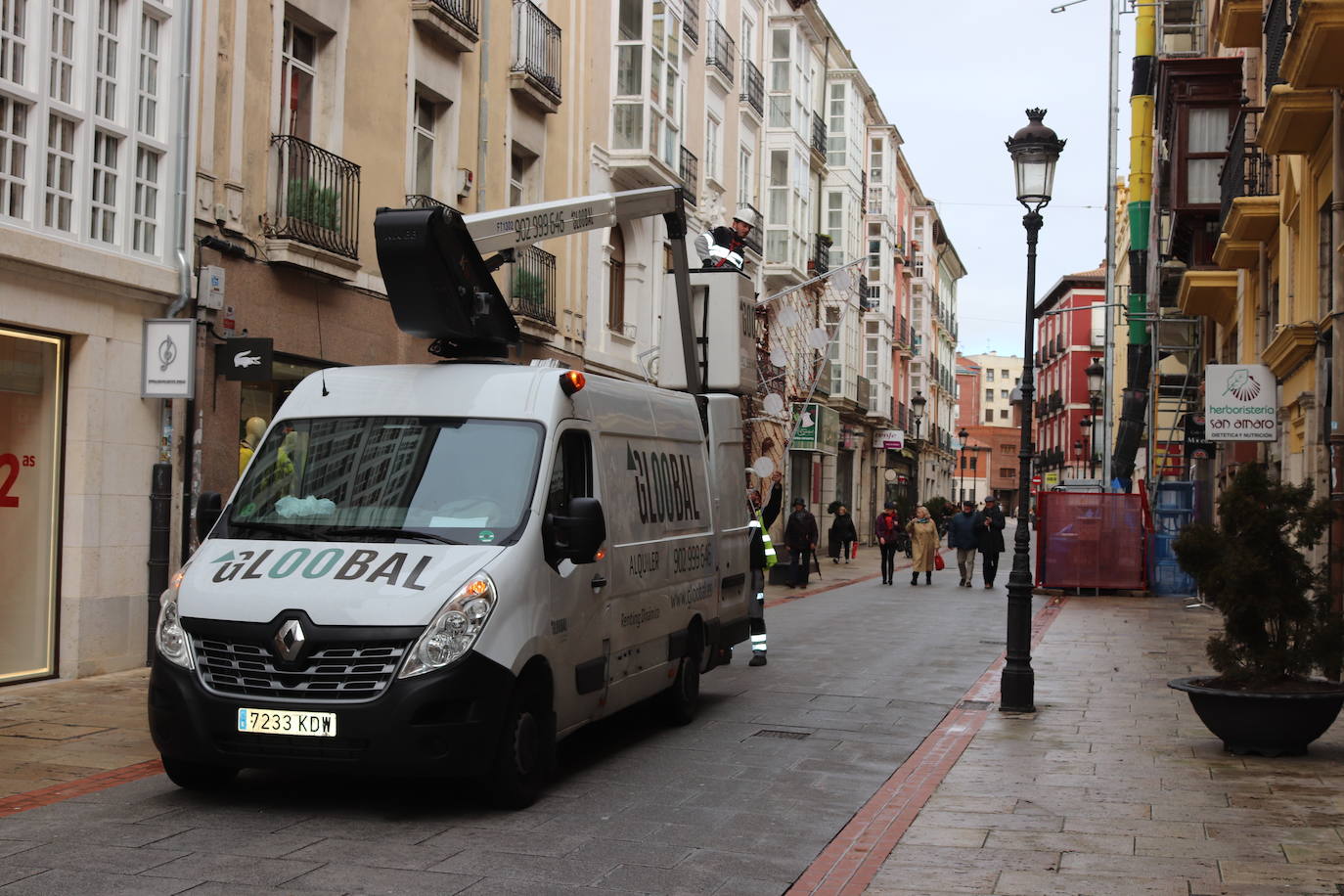 Operarios de la empresa Iluminación Ximénez retiran estos días el alumbrado navideño.
