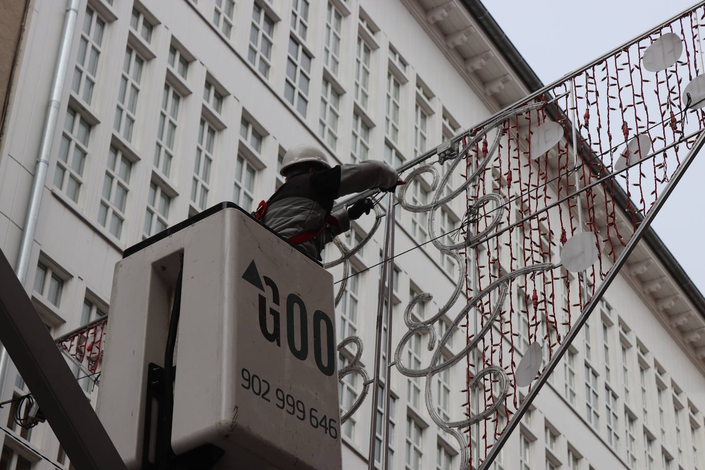 Operarios de la empresa Iluminación Ximénez retiran estos días el alumbrado navideño.