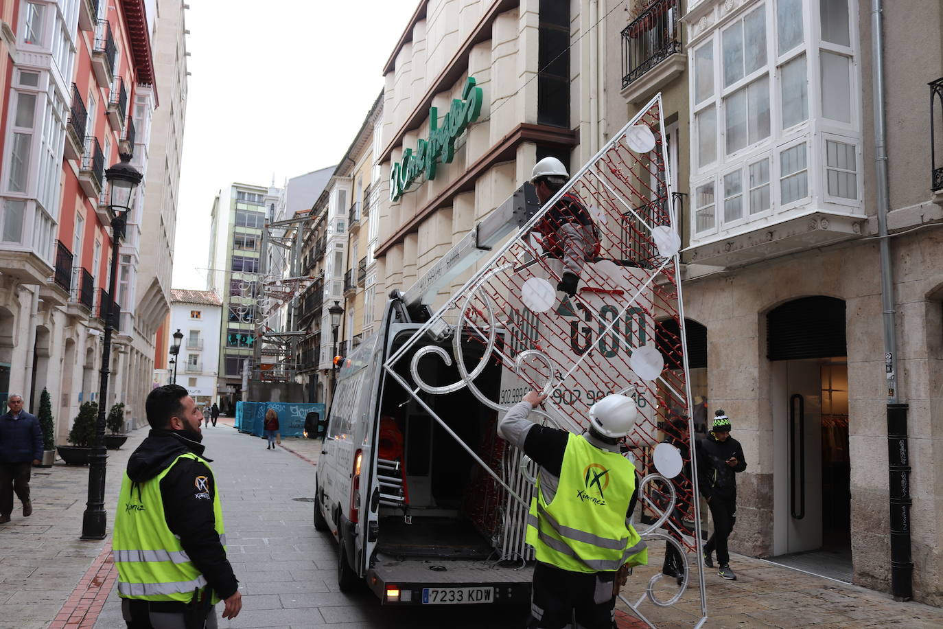Operarios de la empresa Iluminación Ximénez retiran estos días el alumbrado navideño.