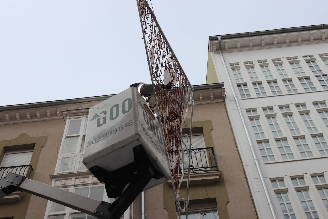 Operarios de la empresa Iluminación Ximénez retiran estos días el alumbrado navideño.