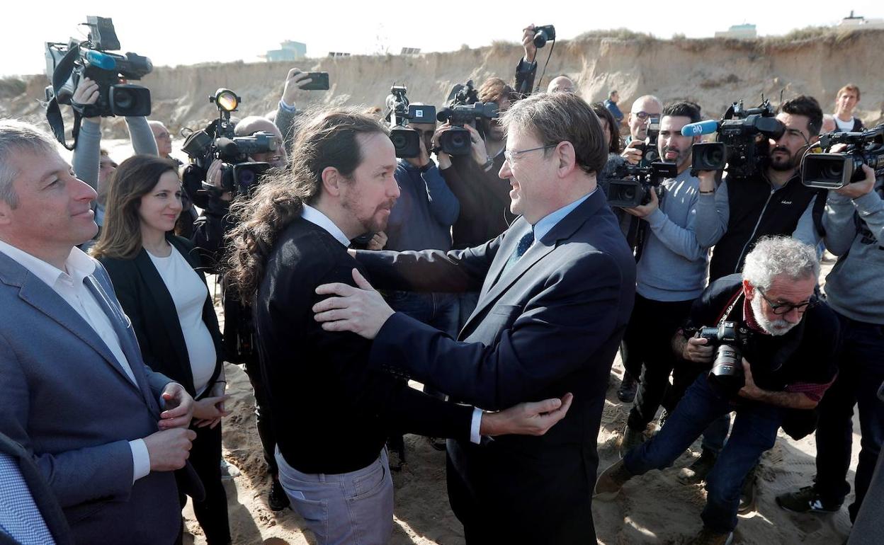 El vicepresidente segundo del Gobierno, Pablo Iglesias, saluda al presidente de la Generalitat, Ximo Puig, este miércoles durante su visita a las zona afectadas por el temporal 'Gloria'. 