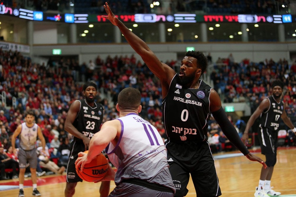 Imagen del partido en el que el San Pablo ha caído derrotado ante el Hapoel. 