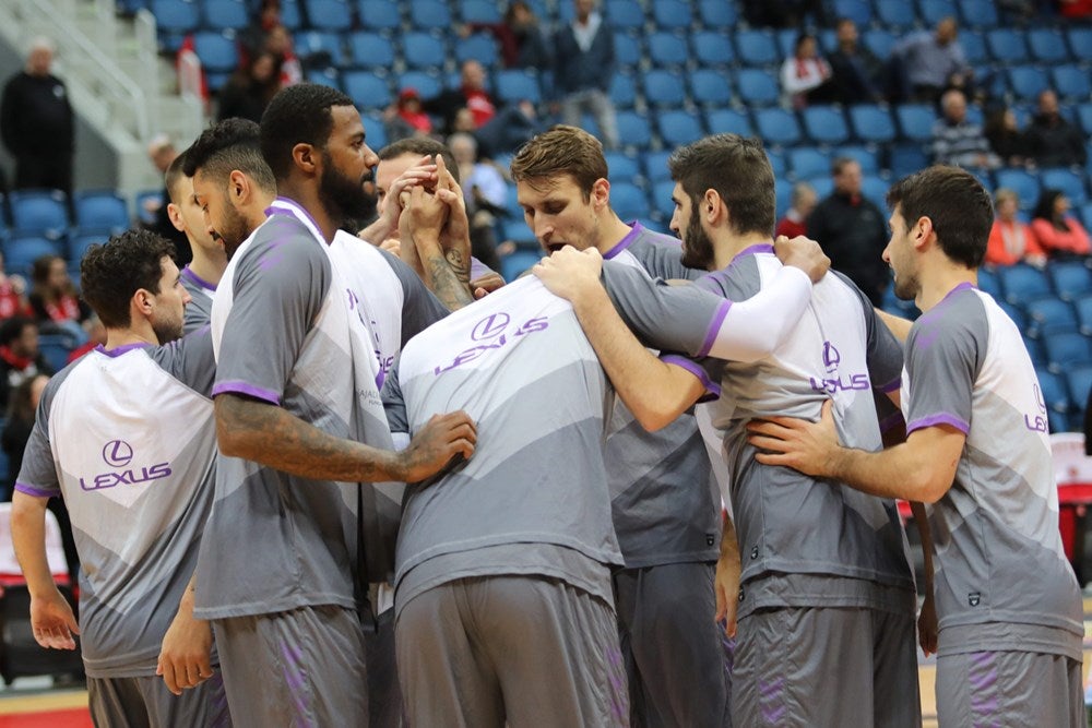 Imagen del partido en el que el San Pablo ha caído derrotado ante el Hapoel. 