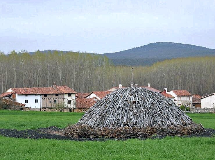 Retuerta es el único pueblo burgalés y castellanoleonés que aún mantiene vivo un oficio extinguido en otros lugares, el de la elaboración de carbón vegetal de encina. 