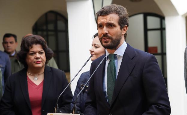 Casado, durante la visita a la industria aceitera Framoliva en Huévar del Aljarafe, Sevilla. 