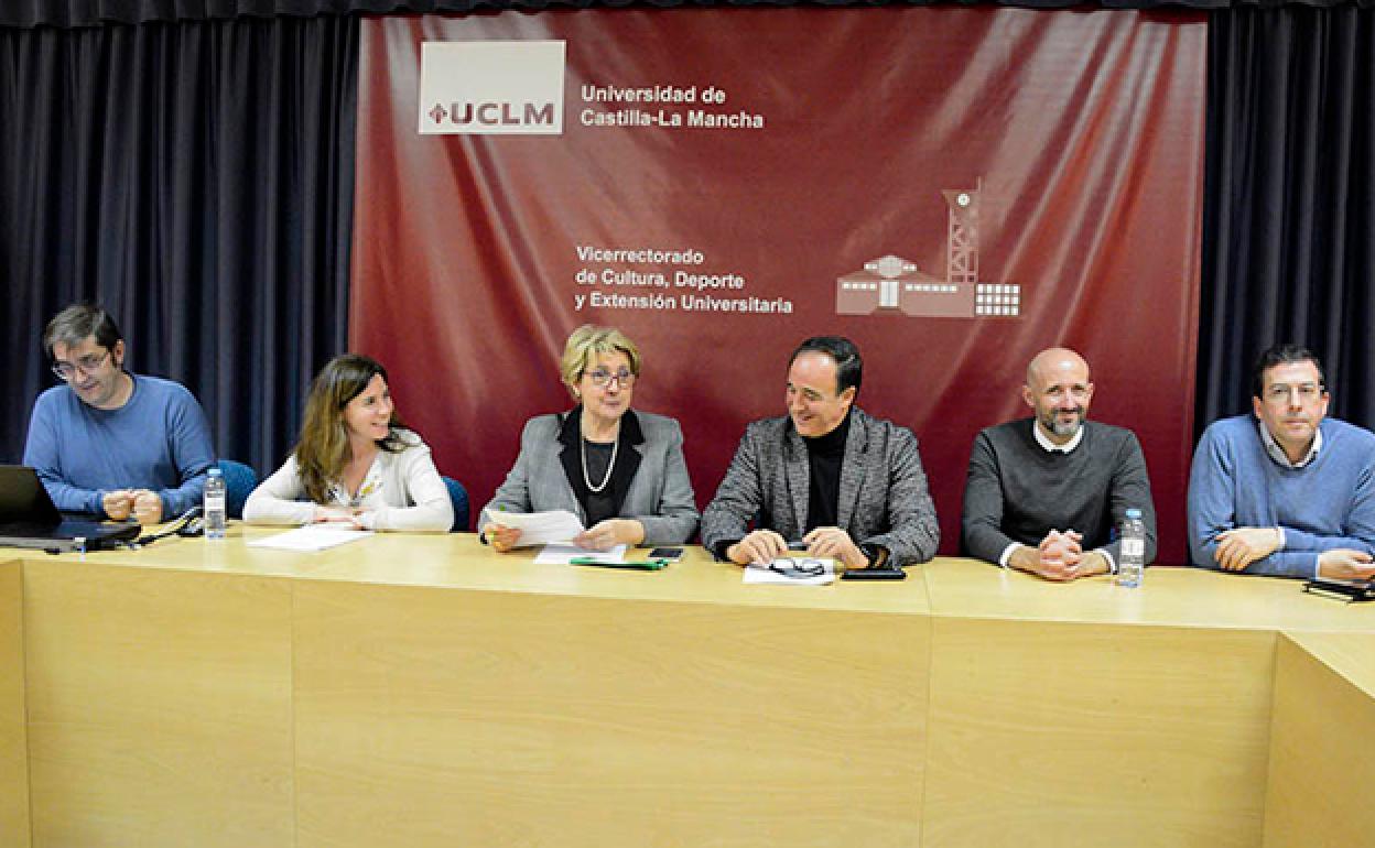 Jurado del premio de poesía infantil Luna de Aire. 