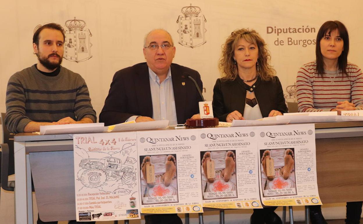 Los creadores del desafío en los extremos de la mesa durante su presentación.