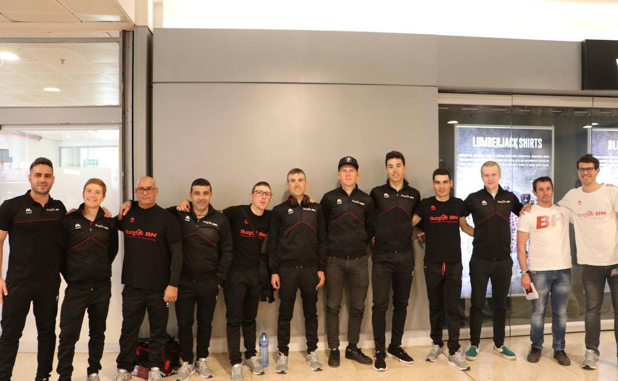 Cuerpo ténico y ciclistas posan en el aeropuerto de Madrid.