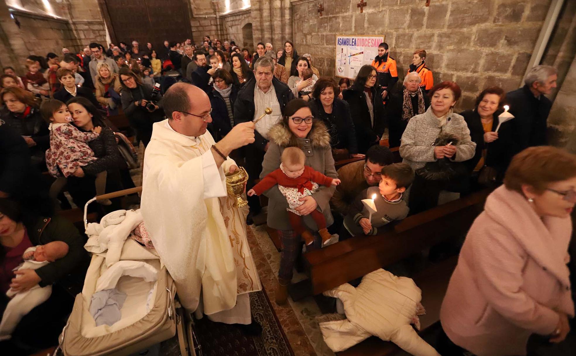 El párroco de la real y Antigua ha bendecido a los niños nacidos en 2019. 