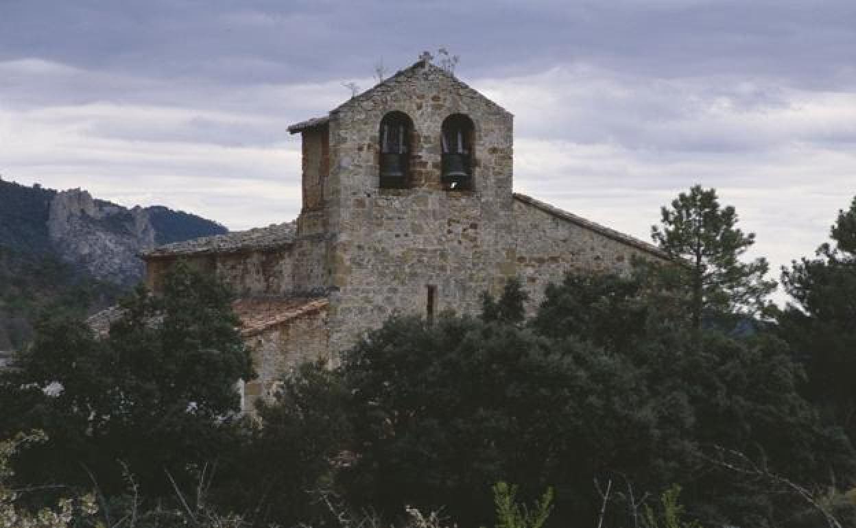 La iglesia se encuentra separada del núcleo del pueblo. 