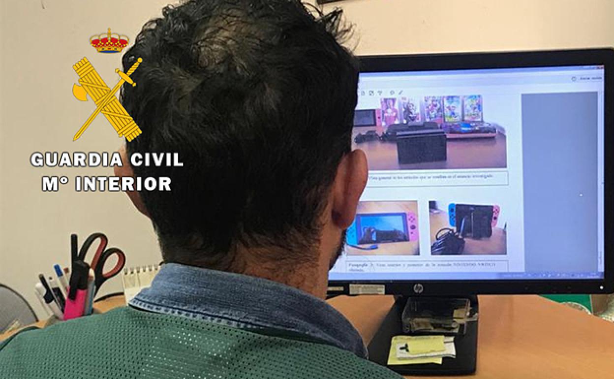 Un agente de la Guardia Civil muestra la videoconsola en su ordenador. 