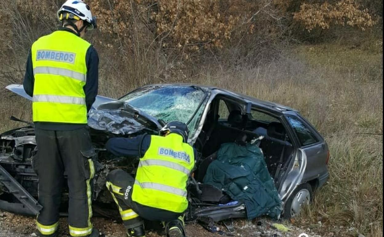 El siniestro ha dejado ambos coches destrozados. 